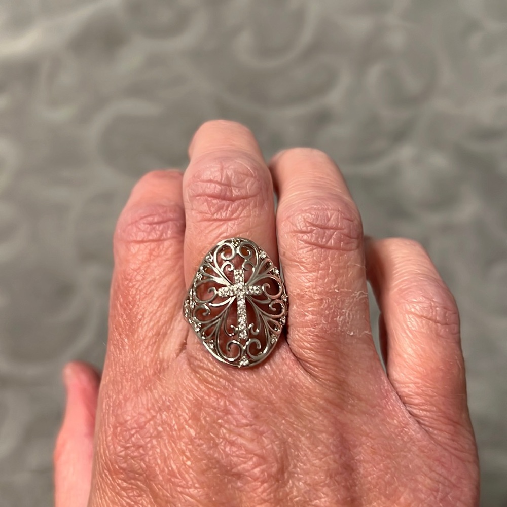 Silver Cross Ring. Size 8.